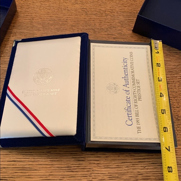 1993 US Mint coin collection in box and plastic and velvet protective cover - Picture 4 of 14